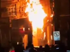 Vídeo: incêndio atinge sobrado e poste na Rocinha