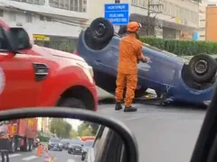 Vídeo: jovem ferida após carro capotar em Niterói