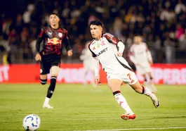 Flamengo busca se isolar na liderança do Brasileirão