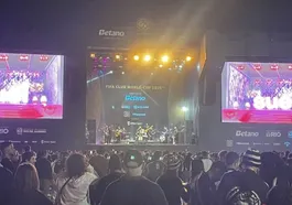 Flamengo no Mundial: 'esquenta' tem samba lotado em Copacabana