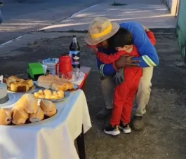 Menino ganha festa de aniversário com garis e vídeo viraliza