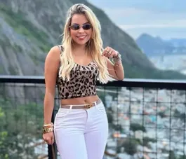 Prefeita viraliza após dançar forró de biquíni; vídeo