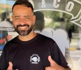 Quem é o 'barbeiro cantor' de Niterói que está conquistando o Brasil