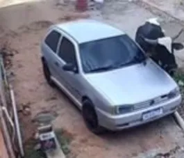 Vídeo: boi solto empurra carro, corre atrás de família e causa destruição