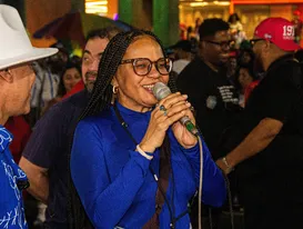 Teresa Cristina canta e agita noite de samba em Niterói