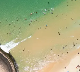 Água cristalina vira atração nas praias de Niterói