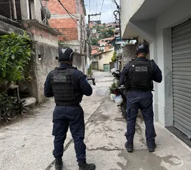 Após noite de tiroteio e morte, PM faz operação em comunidade de Niterói