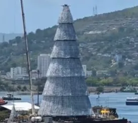 Árvore de Natal construída em Niterói vai para Botafogo