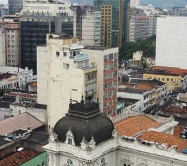 Assaltante ataca estabelecimento comercial e acaba rendido por populares em Niterói