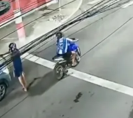 Assalto é flagrado por câmera no Centro de Niterói