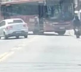 Bandidos sequestram ônibus e usam como barricada em São Gonçalo