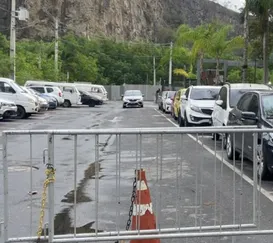 Briga por fechamento de rua para na delegacia em São Gonçalo; vídeo
