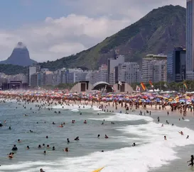 Calorão no Ano Novo explode número de salvamentos em praias do Rio
