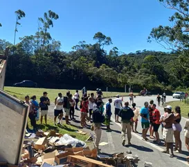 Caminhão carregado de pão de queijo tomba e interdita BR-040