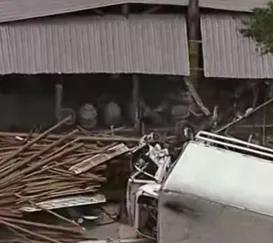 Caminhões batem, um tomba e trânsito para em Niterói; há feridos