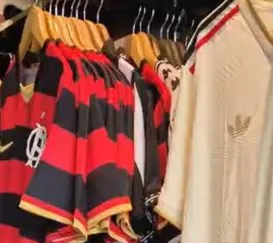 Camisas do Flamengo falsificadas vendidas em fábrica na Região dos Lagos