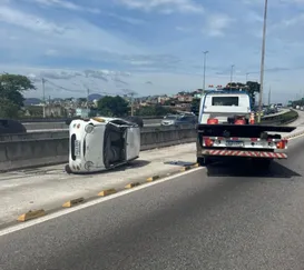 Capotamento na Avenida Brasil deixa dois feridos