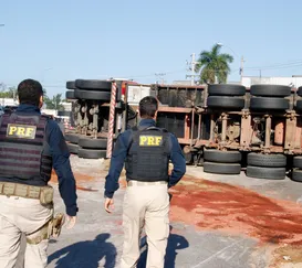 Carreta fica virada ao contrário após tombar em Itaboraí; veja fotos