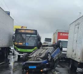 Carro capota e complica trânsito na Avenida Brasil