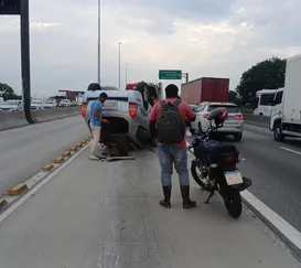 Carro capota e deixa trânsito lento na Avenida Brasil