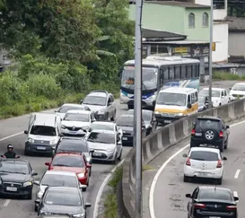 Carro capota na RJ-104, em São Gonçalo