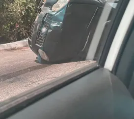 Carro capota na Serrinha de Itaipuaçu e idoso é socorrido