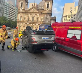 Carro é atingido por ônibus e capota no Centro do Rio