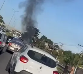 Carro em chamas causa congestionamento na BR-101, em São Gonçalo