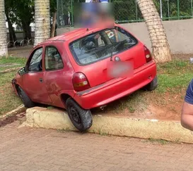 Carro invade calçada e atropela pedestre em Niterói; vídeo