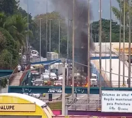 Carro pega fogo após batida no meio da Avenida Brasil; um ferido