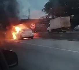 Carros pegam fogo em rodovias, em São Gonçalo e Itaboraí; vídeo