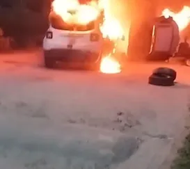 Carros são queimados por bandidos no Salgueiro, em São Gonçalo; vídeo