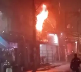 Casa pega fogo e assusta moradores em São Gonçalo; vídeo