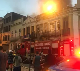Casarão que pegou fogo no Rio é interditado pela Defesa Civil