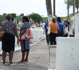 Cemitérios de São Gonçalo recebem milhares de visitantes