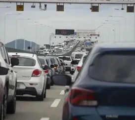 Colisão entre motocicleta e carro deixa ferido na Ponte
