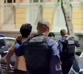 Criminosos são presos com fuzis no Morro do Estado, em Niterói