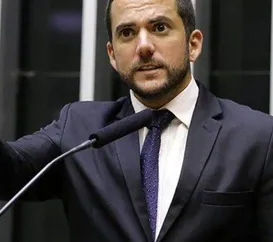 Deputado Carlos Jordy acorda com PF na porta de casa