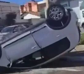 Duas pessoas ficam feridas após capotamento em São Gonçalo