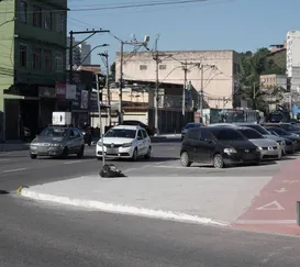 Estacionamento proibido em rua importante de São Gonçalo; entenda