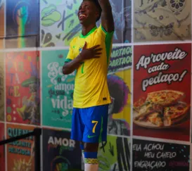 Estátua de cera de Vini Jr. emociona em shopping de São Gonçalo