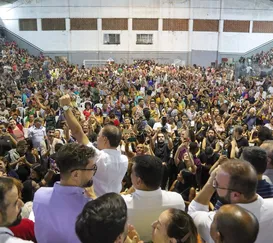 Famílias celebram reajuste e 13º da Moeda Arariboia, em Niterói