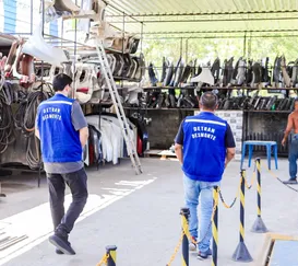 Ferro-velho com peças sem registro é interditado em Itaboraí