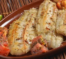 Filé de peixe com alho e alecrim para o Dia de São Pedro