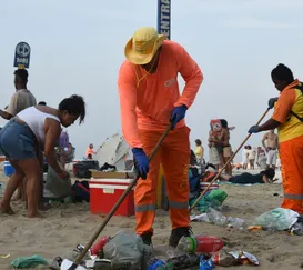 Garis dão show no pós-Réveillon e limpam Niterói em tempo recorde