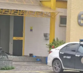 Homem é detido após quebrar viatura e danificar delegacia no Rio