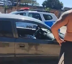 Homem é morto a tiros dentro de carro na Baixada Fluminense