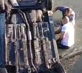 Idoso morre após carro despencar em rio; criança entre feridos