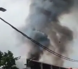 Incêndio atinge galpão na Baixada Fluminense; vídeo