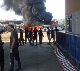 Incêndio atinge garagem de ônibus no Rio; vídeo